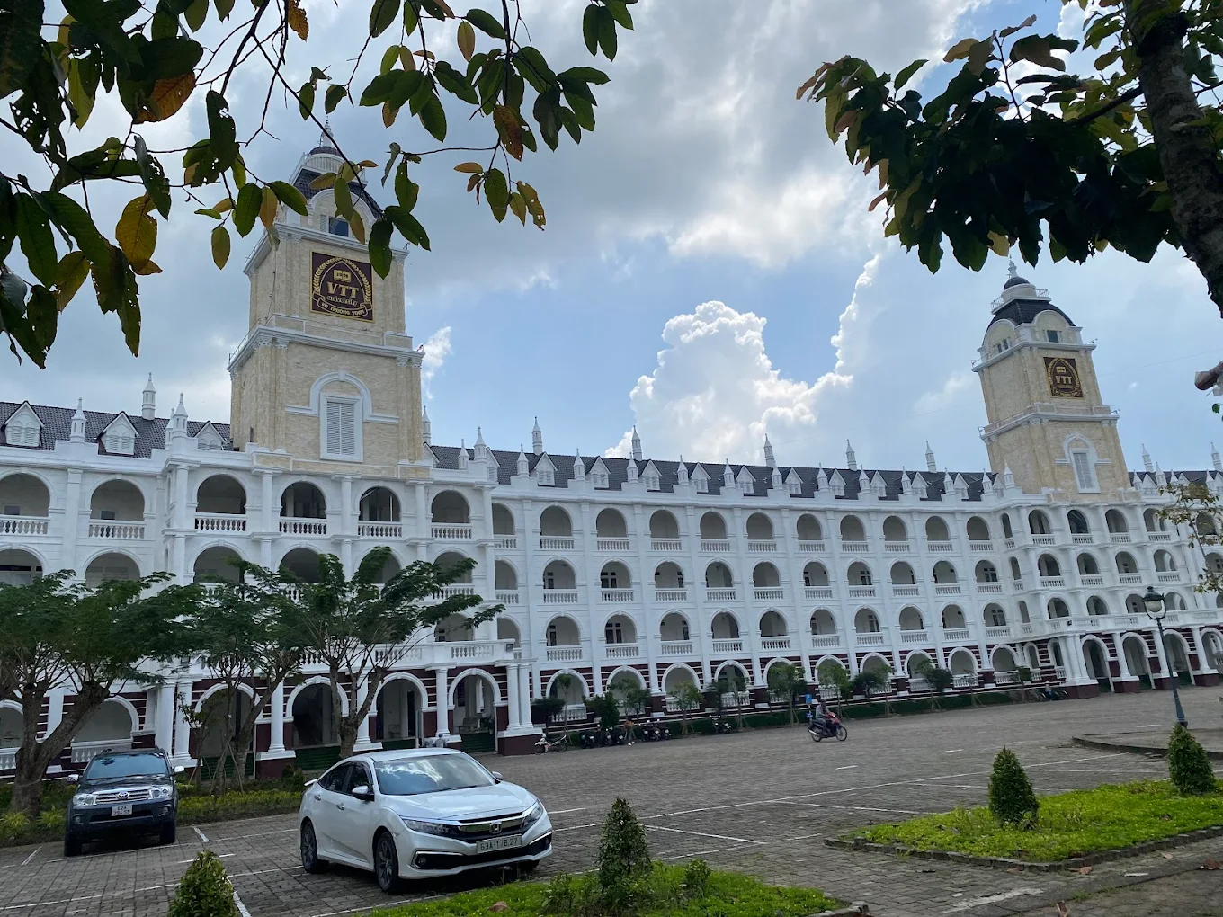 Vo Truong Toan University - College Image