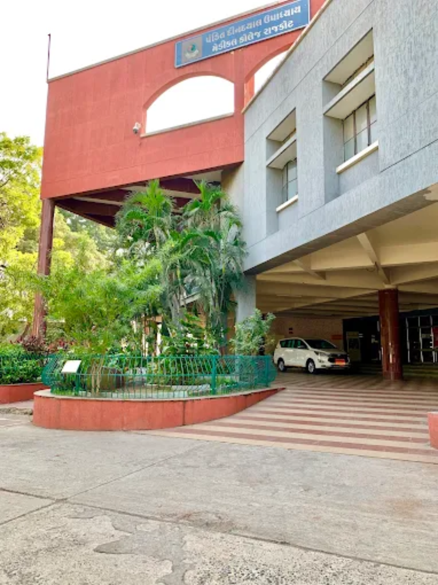 Pandit Deendayal Upadhyay Medical College, Rajkot - College Image