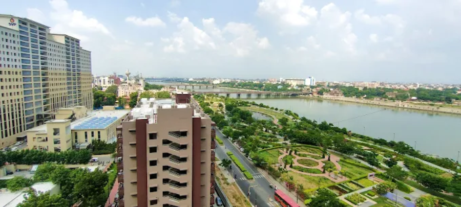 Smt. N.H.L. Municipal Medical College, Ahmedabad - College Image