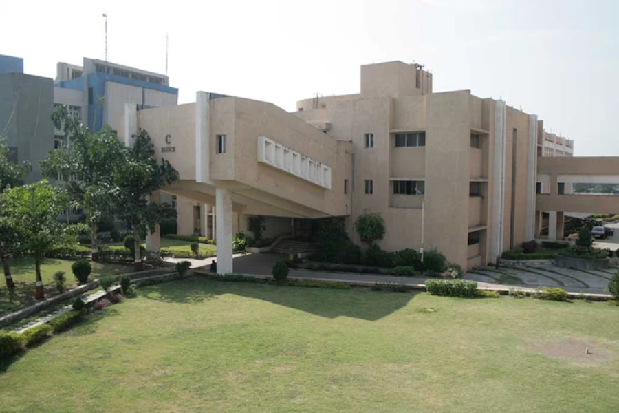 Surat Municipal Institute of Medical Education & Research, Surat - College Image