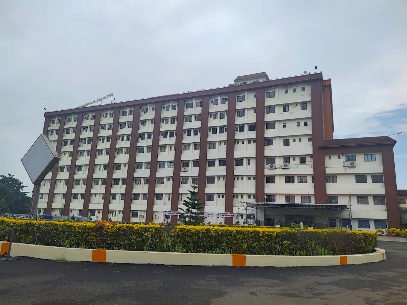 Sree Narayana Institute of Medical Sciences, Ernakulam - College Image